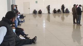 Taxistas tienen que sentarse en el piso para recibir capacitación de municipio de Tacna (VIDEO)