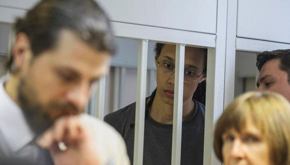 Brittney Griner en la celda de los acusados ​​antes del veredicto del tribunal en el tribunal de la ciudad de Khimki en las afueras de Moscú, Rusia, el 04 de agosto de 2022. (Foto: EFE/EPA/EVGENIA NOVOZHENINA)