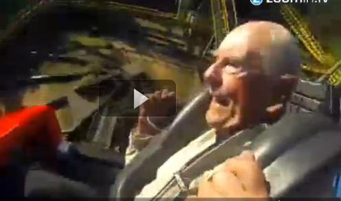 VIDEO​: Abuelo acompaña a sus nietos y sube a la montaña rusa