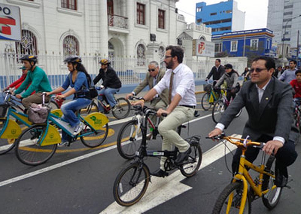 Bicicletada de Etiqueta: Unos 300 ciclistas vistieron de saco y corbata