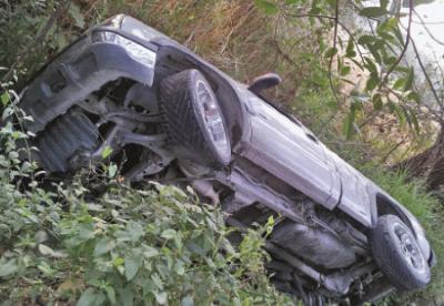 Veterinario muere en volcadura