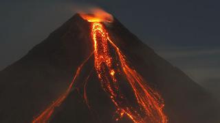 Evacuan a 12 mil personas por posible erupción volcánica