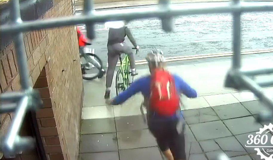 Facebook: intentó robar bicicleta pero dueño lo descubrió y le dio su merecido (VIDEO)