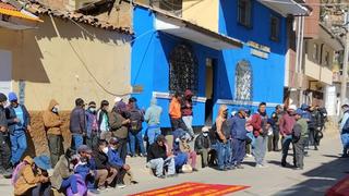 Trabajadores de construcción civil realizan plantón en puerta del Gobierno Regional de Huancavelica