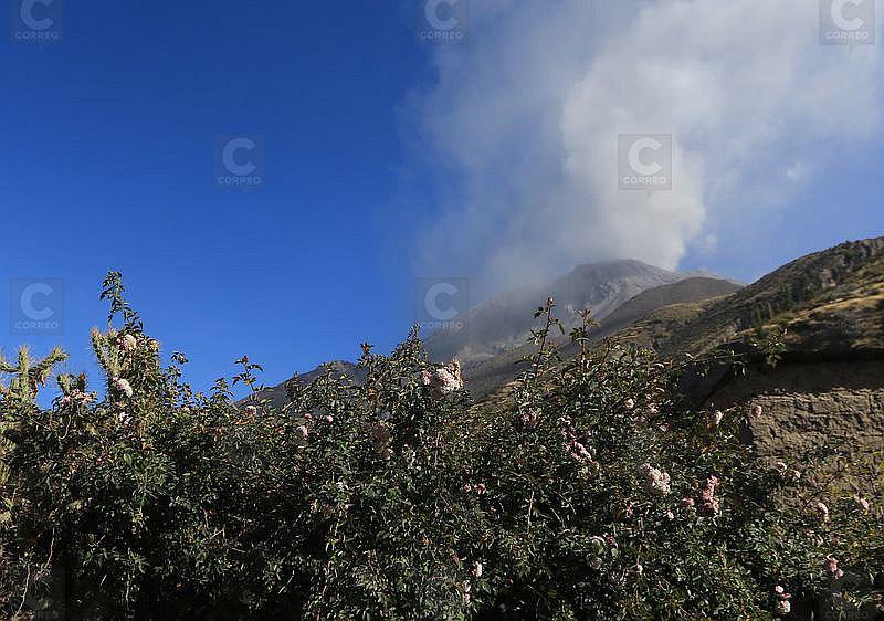 Peligro en volcán Ubinas por obstrucción en  el ducto hace cinco días