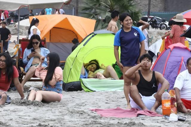 Veraneantes se refrescan en playas en feriado por Año Nuevo. Fotos: Alberto Valderrama