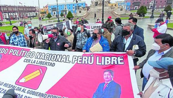 Romualdo Viera, secretario de Perú Libre en La Libertad, dice que no harán cambios hasta el próximo año, pero otro grupo lo quiere lejos.