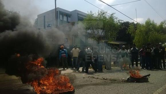 obreros queman llantas exigiendo reinicio de obra en el colegio FAZ