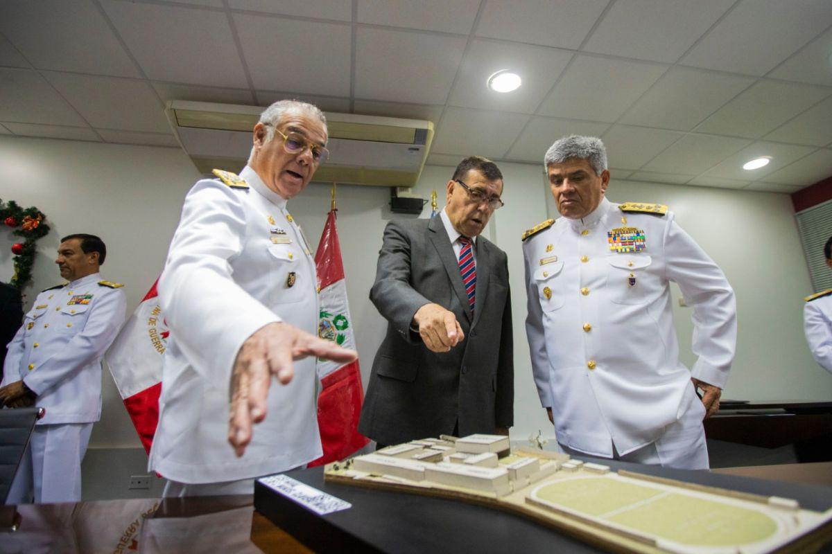 El convenio fue firmado entre el gobernador Dante Mandriotti y oficiales de la Marina. (Difusión)