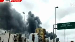 Fuerte incendio en fábrica de colchones en Argentina (VIDEO)