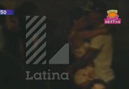 ​Ampayan a Paolo Guerrero besando a integrante de Combate