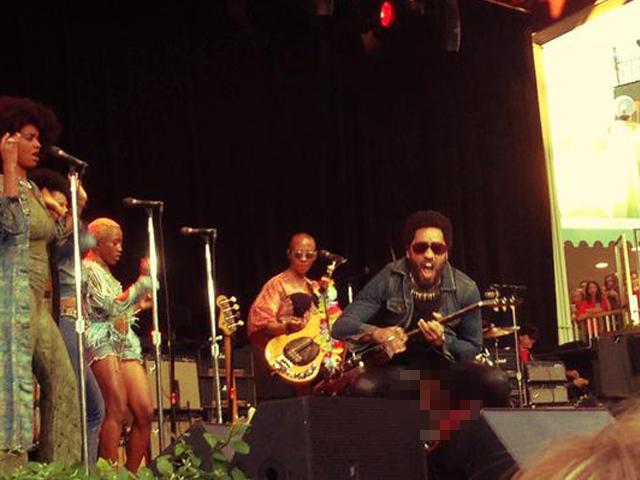 Cantante Lenny Kravitz mostró partes íntimas en pleno concierto (Video)