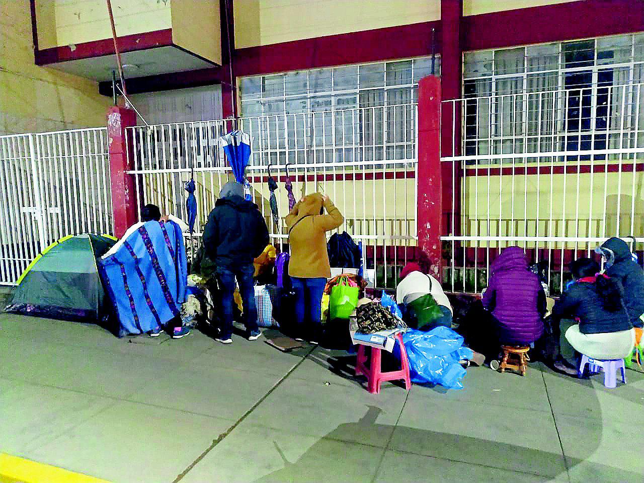 Padres duermen en puerta de colegios esperando una vacante para sus hijos