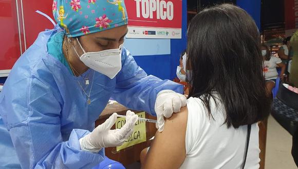 El ministro Hernando Cevallos reafirmó que la prioridad ahora es culminar con la segunda dosis de vacuna contra el COVID-19 a la población objetivo. (Foto: Referencial / Diresa Loreto)