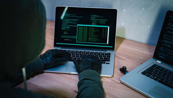 Los delincuentes en línea o hackers usan distintos tipos de fraudes para acceder a información personal de los usuarios online. (Foto: Freepik)
