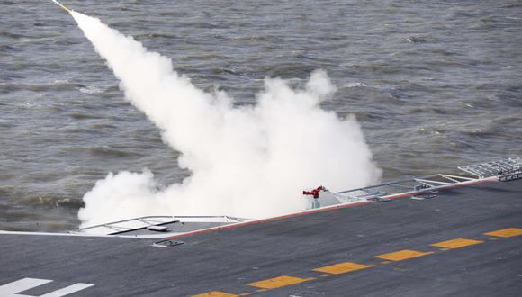 Un misil es disparado desde el portaaviones de Liaoning durante ejercicios militares en el Mar de Bohai, frente a la costa noreste de China. (Foto: AFP)
