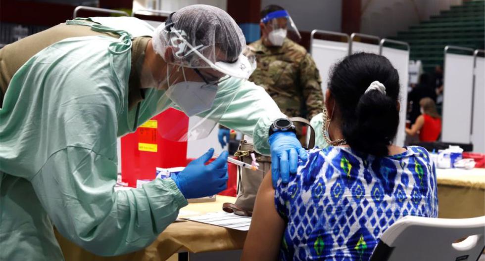 Una mujer recibe la vacuna de Moderna contra la covid-19 en el Coliseo Pedrín Zorrilla, en San Juan (Puerto Rico). EFE/Thais Llorca/Archivo
