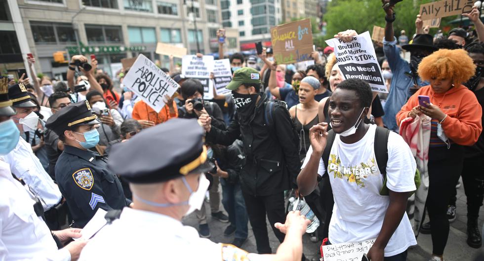 Imagen referencial. Los manifestantes gritan a los oficiales de policía de Nueva York durante una manifestación de "Black Lives Matter", el 28 de mayo de 2020. (AFP / Johannes EISELE).