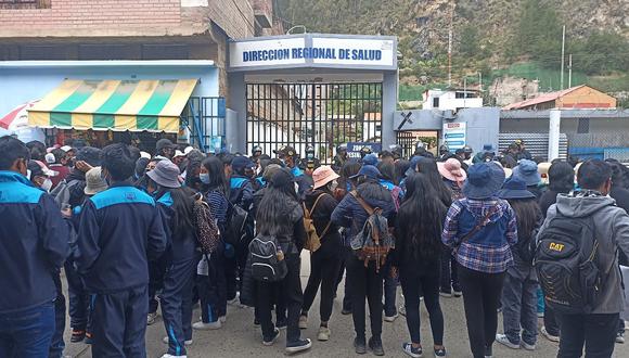 Protesta de estudiantes internistas de la UNH frente de la DIRESA Huancavelica.