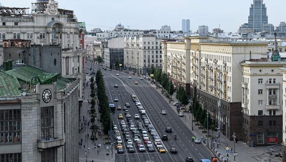 Una vista muestra el tráfico en la céntrica calle Tverskaya con la sede del banco estatal Sberbank en el centro de Moscú el 11 de julio de 2022. (Foto de Kirill KUDRYAVTSEV / AFP)