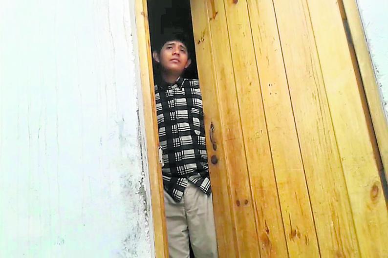 Mototaxista encadena a su hijo de 10 años para que no salga de su casa 