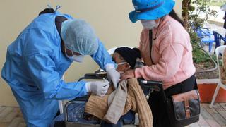 Tres adultos mayores mayores de 100 años reciben vacuna contra COVID-19 en Huancavelica