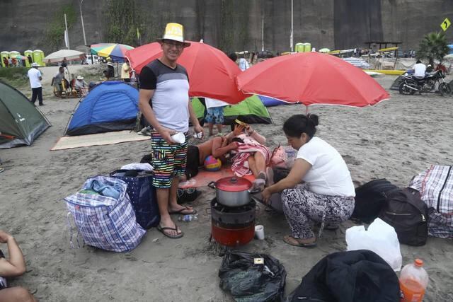 Veraneantes se refrescan en playas en feriado por Año Nuevo. Fotos: Alberto Valderrama