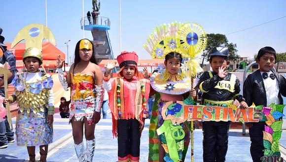 Escolares promueven el uso de material reciclado en desfile de modas 