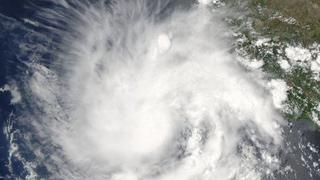 Huracán Rachel causa estragos en balneario mexicano