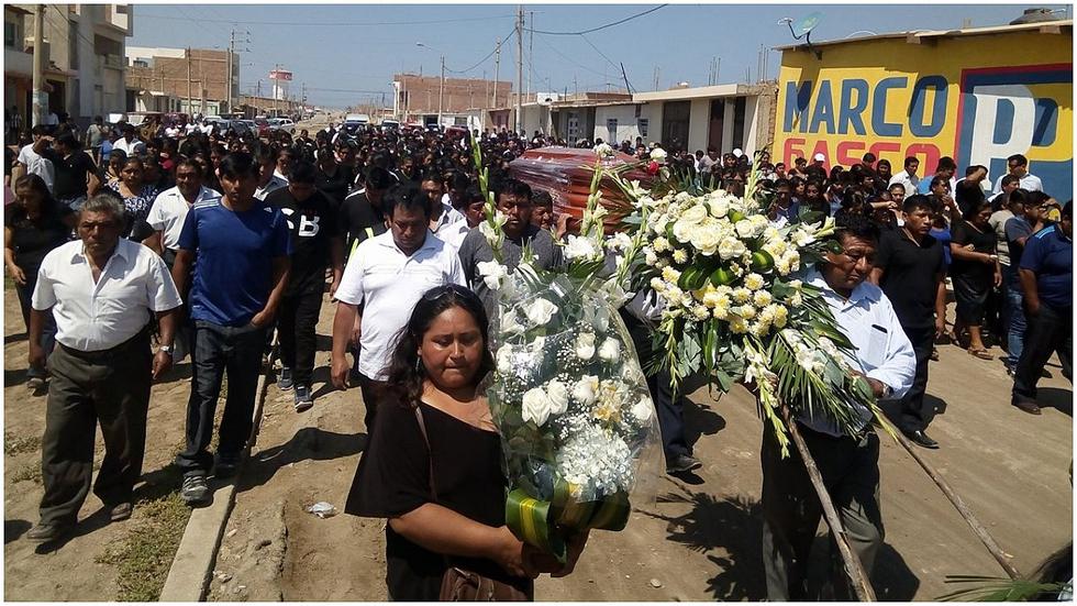 Llanto y dolor en el entierro de dos pescadores de Santa Rosa (FOTOS) 