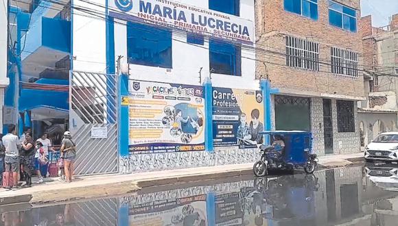 Más de 300 estudiantes resultan afectados con aniegos de aguas residuales, por lo que suspenden clases presenciales en I.E.P María Lucrecia.