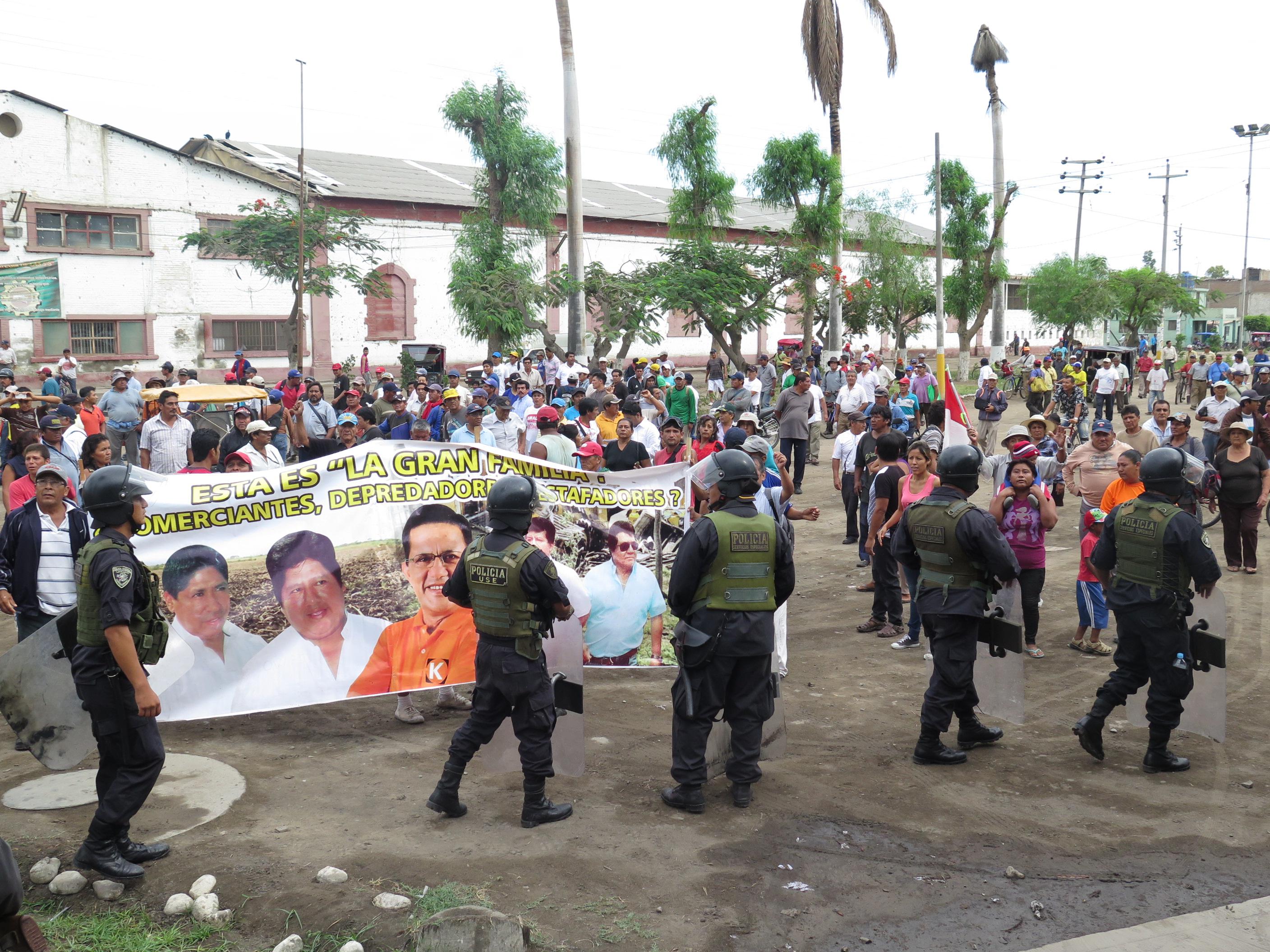 Azucareros realizan masiva marcha de protesta en Chiclayo