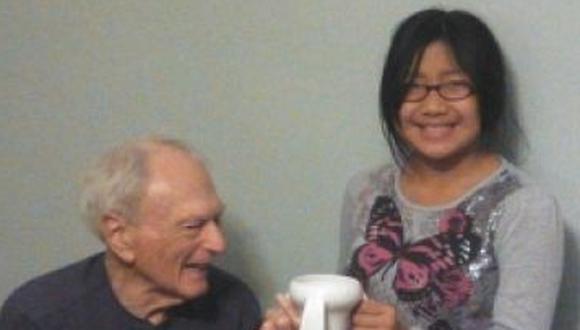 Niña inventa taza para su abuelo que padece mal de Parkinson