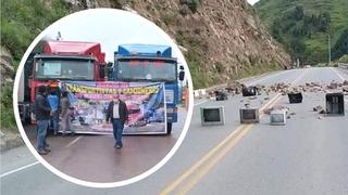 Cusco: transportistas bloquean vía utilizando artefactos en desuso (FOTOS)