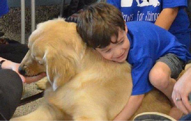 ​Facebook: Niño con autismo da el primer abrazo de su vida a un perro (FOTOS)