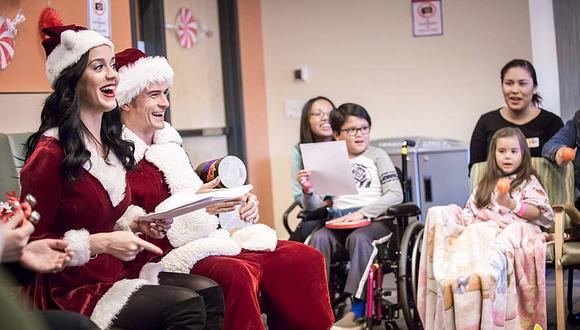 Katy Perry y Orlando Bloom sorprenden a niños de hospital por Navidad (FOTOS)