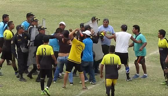 Copa Perú: Árbitros reciben golpiza de jugadores e hinchas (VIDEO)