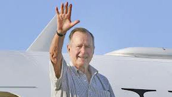 Expresidente Bush se rapó en apoyo a niño con leucemia