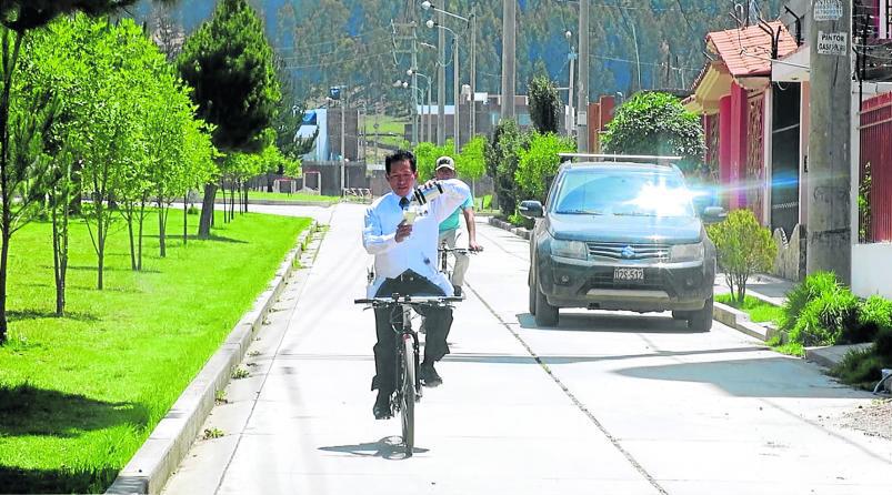 Hábil barman prepara pisco sour mientras maneja bicicleta (VIDEO)
