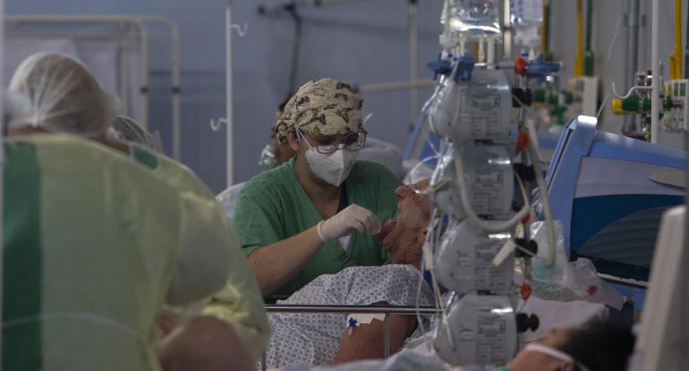 Imagen referencial. Un paciente afectado por el coronavirus es tratado en un hospital de campaña instalado en un gimnasio deportivo, en Santo Andre, estado de Sao Paulo, Brasil. (Miguel SCHINCARIOL / AFP).