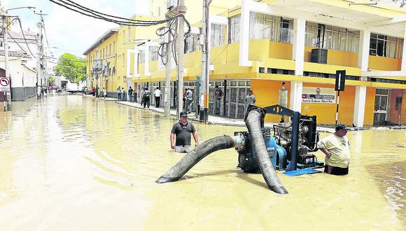 El río Piura penetra en la ciudad y causa inundaciones