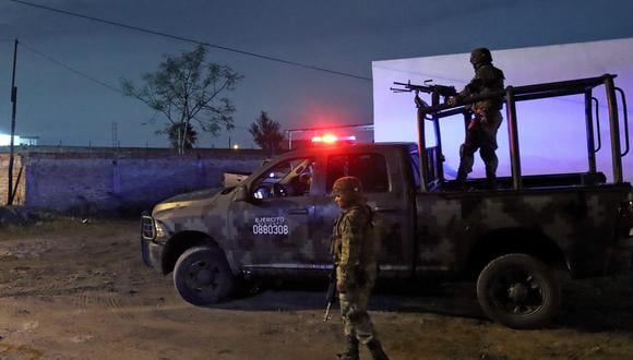 Elementos del Ejército Mexicano hacen guardia en el sitio donde cuatro policías y ocho presuntos miembros del crimen organizado fueron asesinados y otros seis resultaron heridos, en un enfrentamiento en El Salto, estado de Jalisco, México, el 23 de junio de 2022. ( Foto de ULISES RUIZ / AFP)