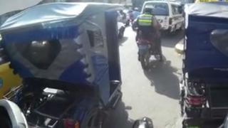 Ciudadano interviene a policías que manejan motos sin cascos ni placas