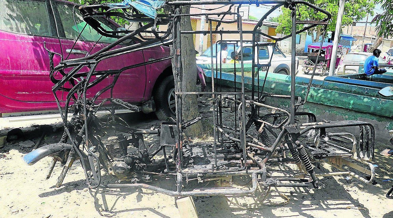 Piura: Delincuentes le prenden fuego a una mototaxi en Veintiséis de Octubr