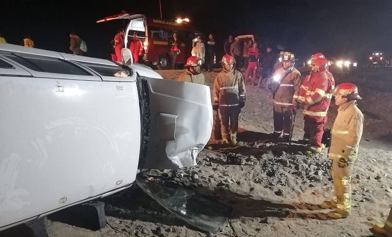 Dos afectados al colisionar camioneta y vehículo en la Costanera