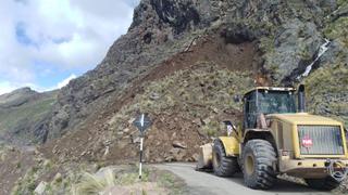 Deslizamiento de tierras generan huaico en carretera de Huancavelica