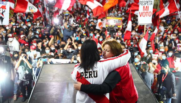 Lourdes Flores con Keiko Fujimori en un mitin político. (Foto: Hugo Curotto / @photo.gec)
