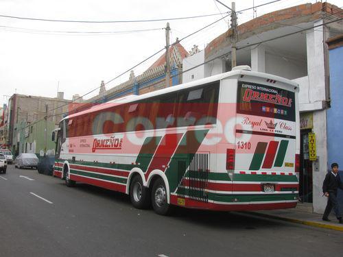 Choque de bus y taxi deja tres heridos