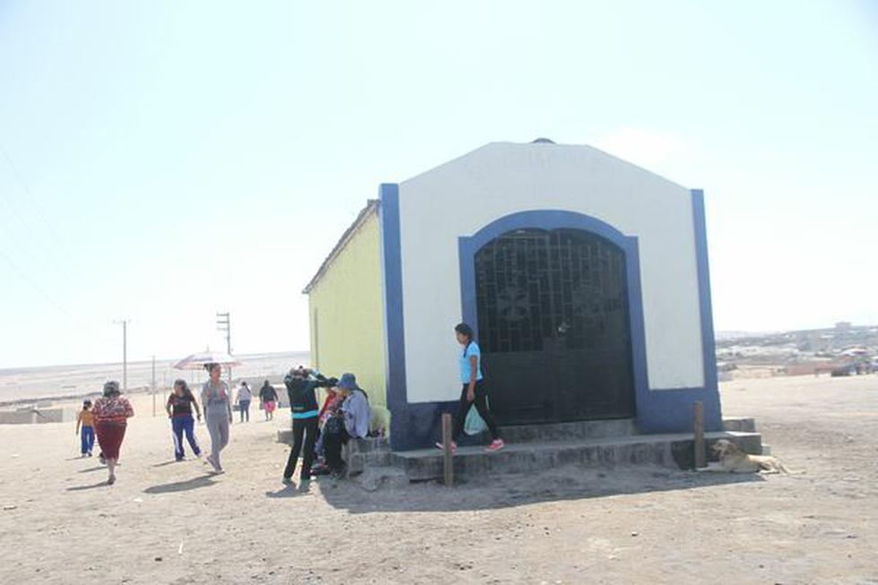 Feriantes se instalan en medio de la basura del cerro Intiorko