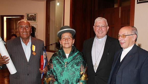 Peruanos y bolivianos traducen textos litúrgicos al aimara